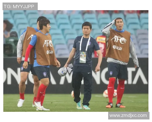 冲进足球场的球星们:那些激情四溢瞬间让赛场沸腾的传奇时刻 冲进足球场的球星们:那些激情四溢瞬间让赛场沸腾的传奇时刻