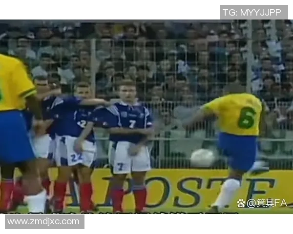 球星精彩射门意外将足球踢入观众席引发现场热烈反响 球星精彩射门意外将足球踢入观众席引发现场热烈反响