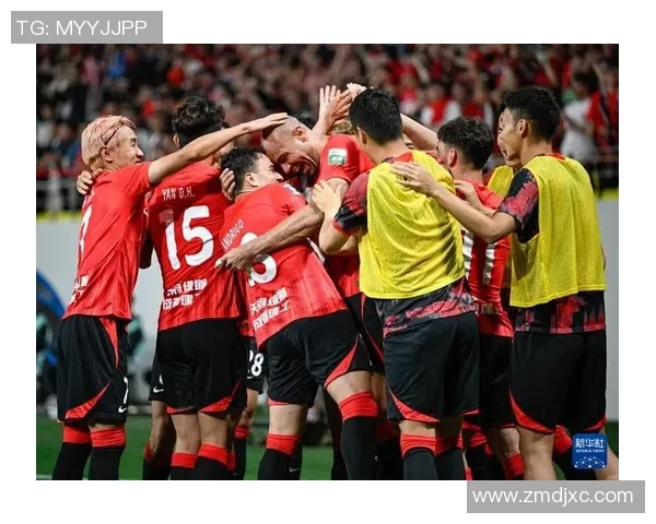 足球巨星背影渐行渐远，荣耀褪色后的孤独与落寞